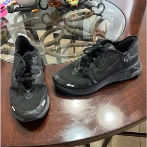 - - - - Nike shoes for men, black with white details running sneakers …